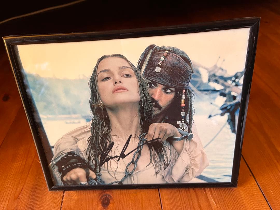 キーラナイトレイ　サイン入り写真額縁