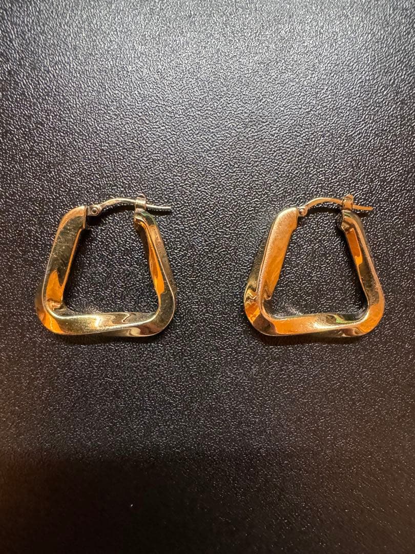 BOTTEGA VENETA ツイストトライアングルフープピアス　ゴールド