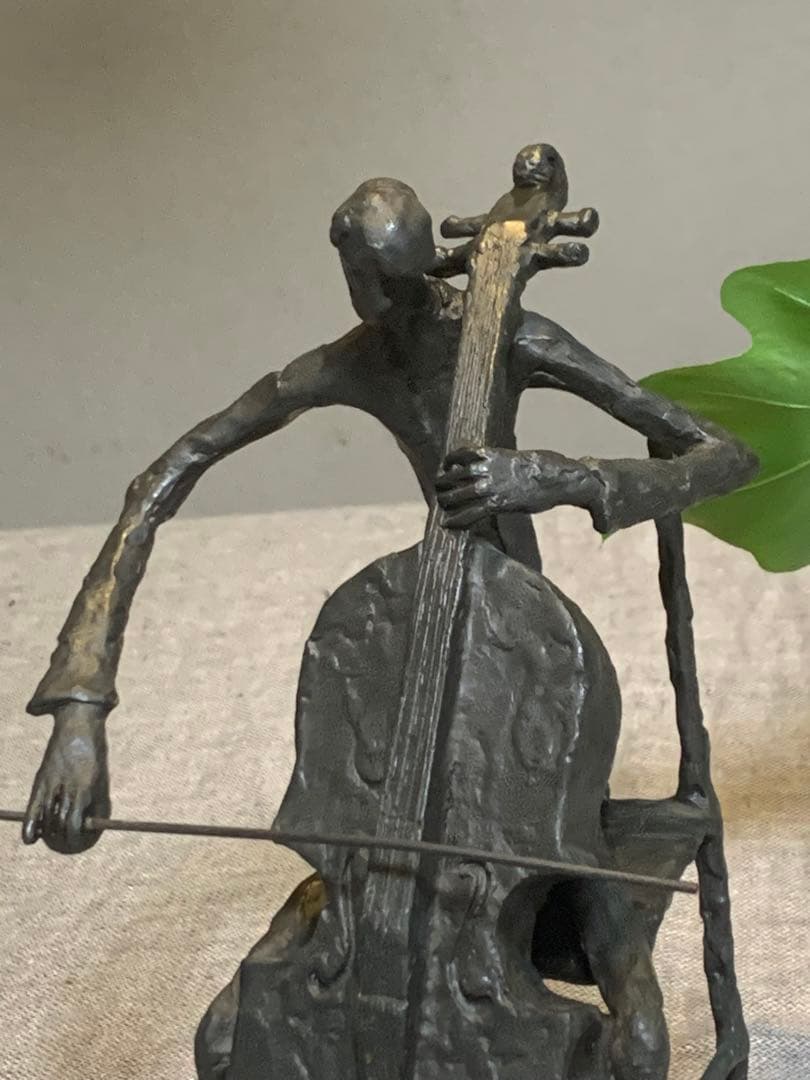 チェロ奏者 オブジェ 金属 彫刻 置物 音楽家 モダン アート　かなりの美品です