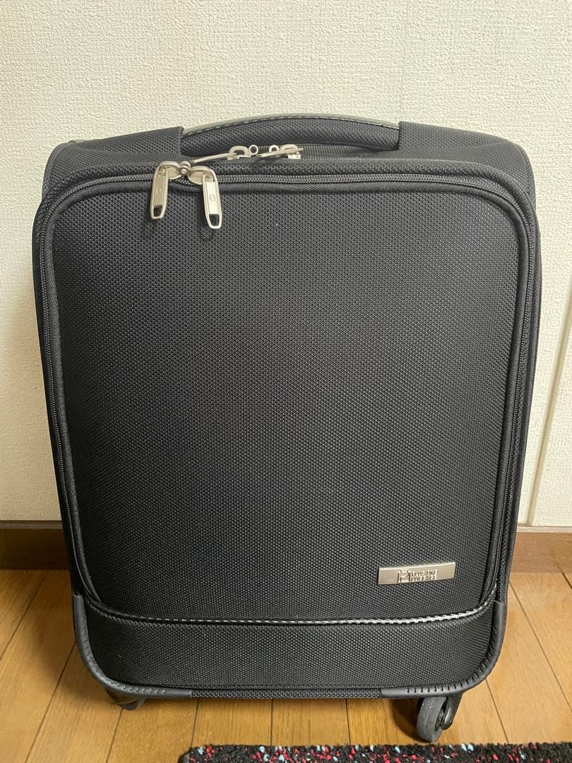【値下げしました】スーツケース　プラスワンラゲージ黒　機内持込　35ℓ