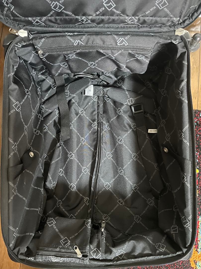 【値下げしました】スーツケース　プラスワンラゲージ黒　機内持込　35ℓ