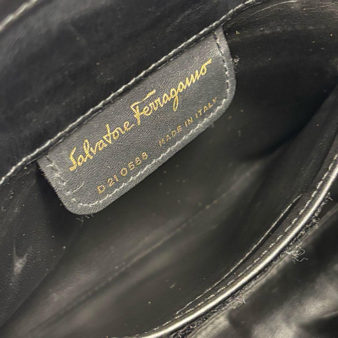 【美品】サルヴァトーレフェラガモ ヴァラリボン ミニショルダーバッグ レザー