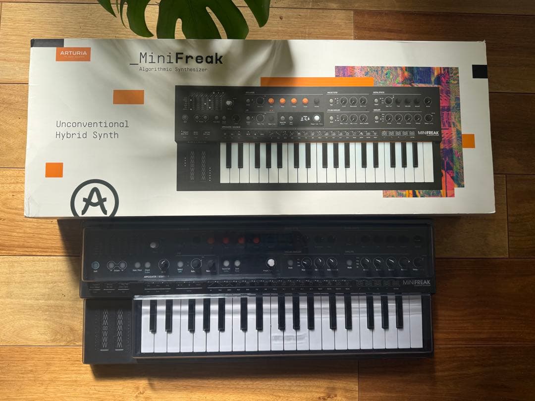 新品同様！Arturia MiniFreak ハイブリッドシンセサイザー