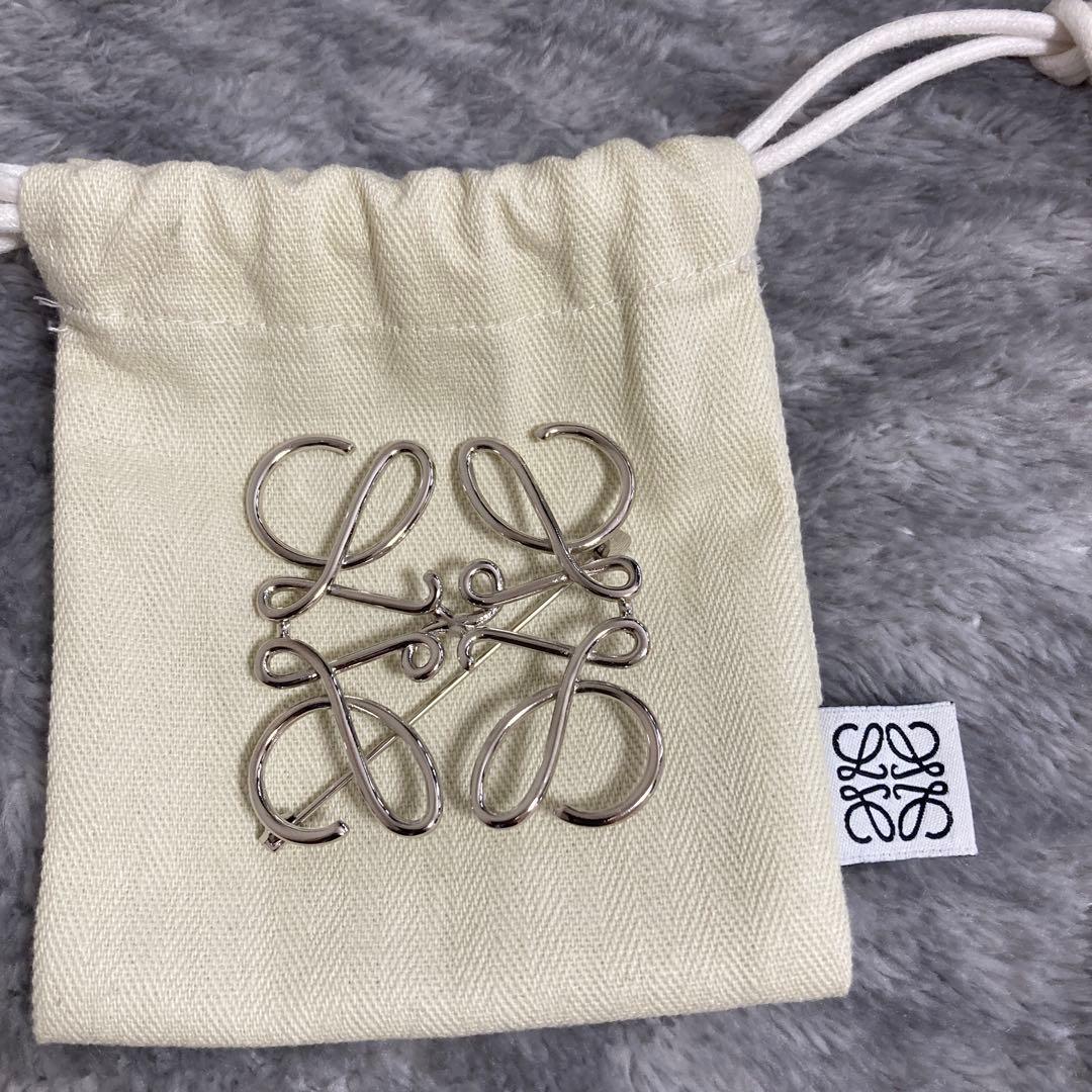 ロエベ　シルバブローチ　ワイワイ