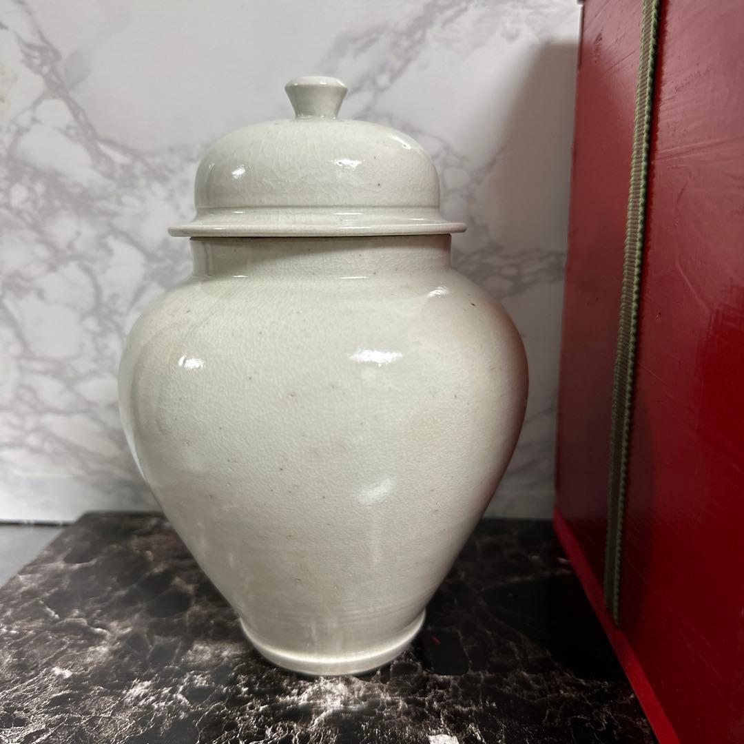 古伊万里、白磁、壺、　共葢、箱付き。