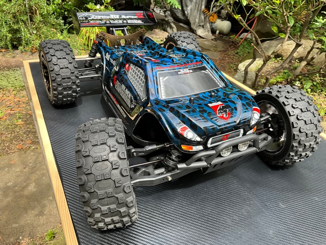 1/8 電動トラックRTR　ブラックパンサー