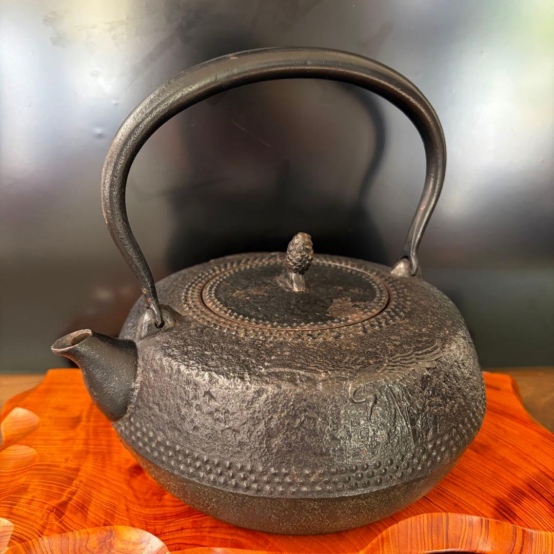 明治後期〜大正初期 鶴亀文鉄瓶 在銘小秀作 容量1.8L