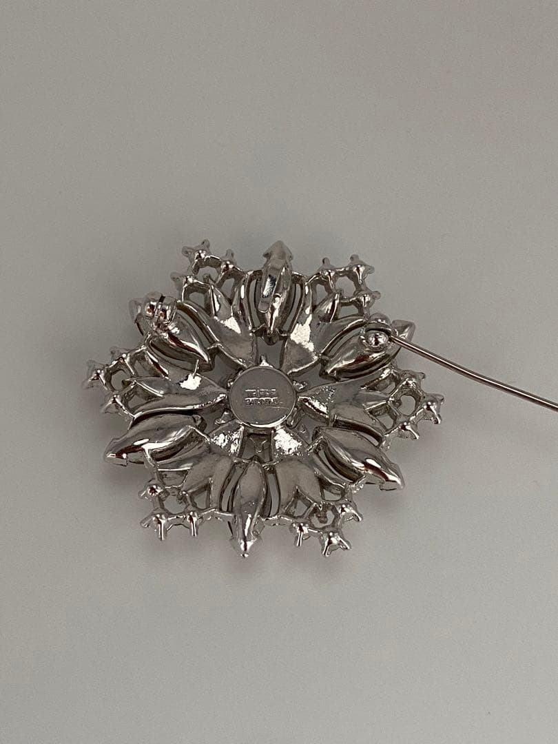 lotuscloud 2520⭐️TRIFARI トリファリヴィンテージブローチ