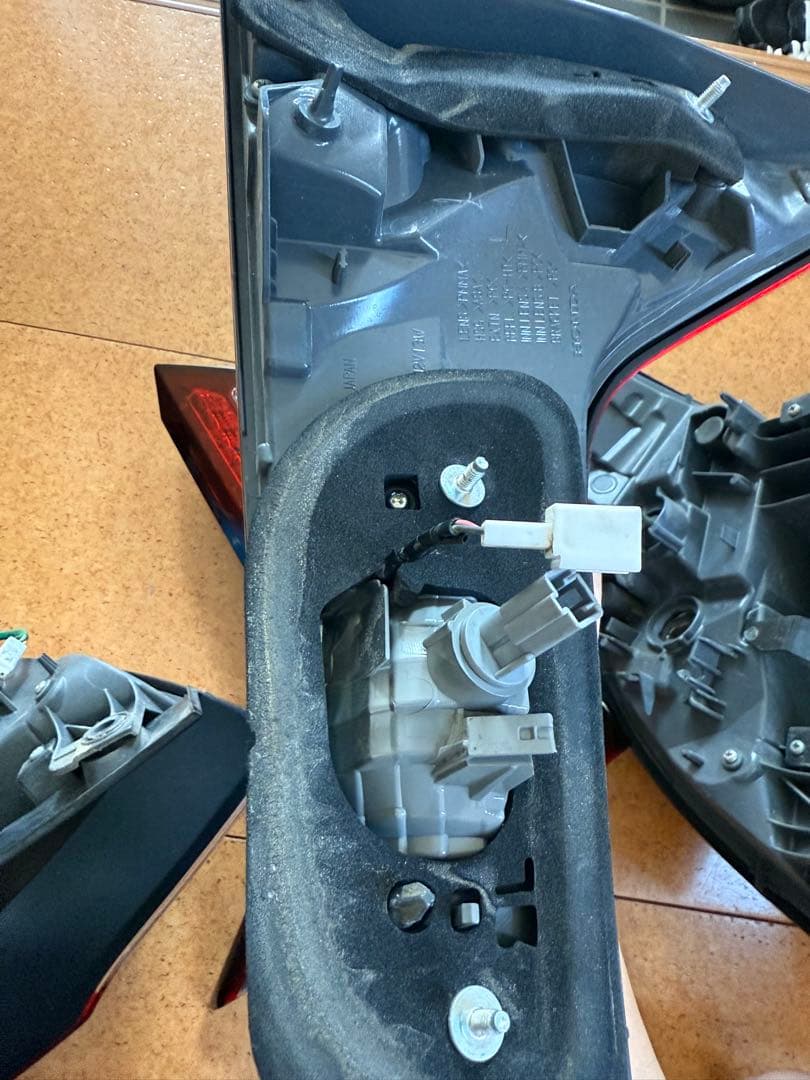 ヴェゼルru3 テールランプ 4個セット レッド/クリア