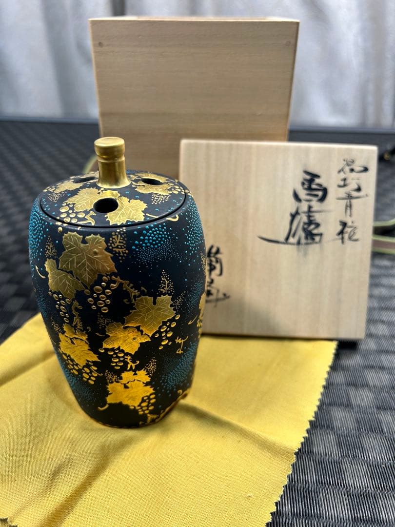 九谷焼　仲田錦玉作　盛金青粒葡萄柄の香炉