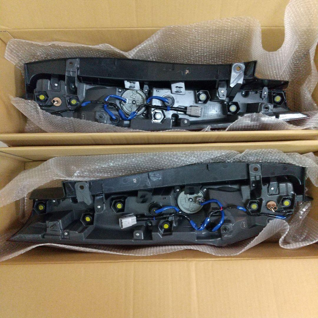 【新品未使用】トヨタ80系 ノア、ヴォクシー他、純正テールランプ 左右セット