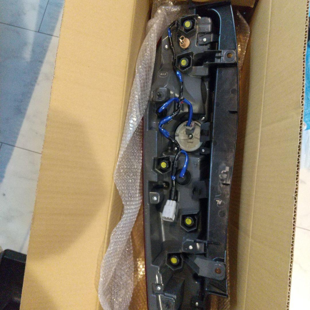 【新品未使用】トヨタ80系 ノア、ヴォクシー他、純正テールランプ 左右セット