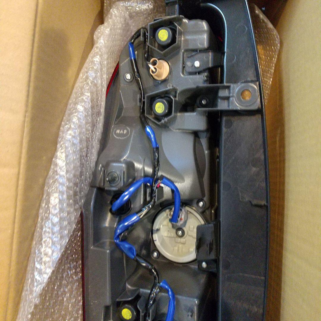 【新品未使用】トヨタ80系 ノア、ヴォクシー他、純正テールランプ 左右セット