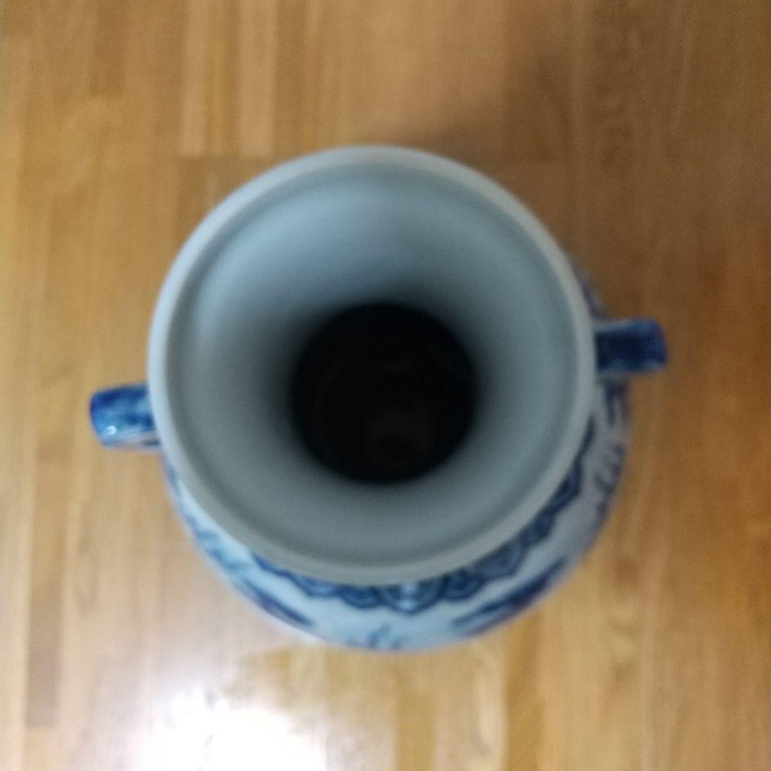 青白磁の装飾花瓶