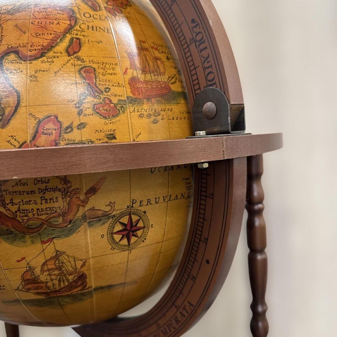 ☆激安‼️ イタリア製 地球儀のモチーフがお洒落なワインラック キャスター付