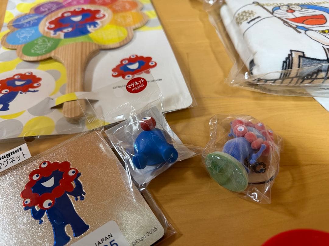 大阪万博　ミャクミャクお尻マグネット　藻キティアクリルスタンプ　ドラえもんタオル