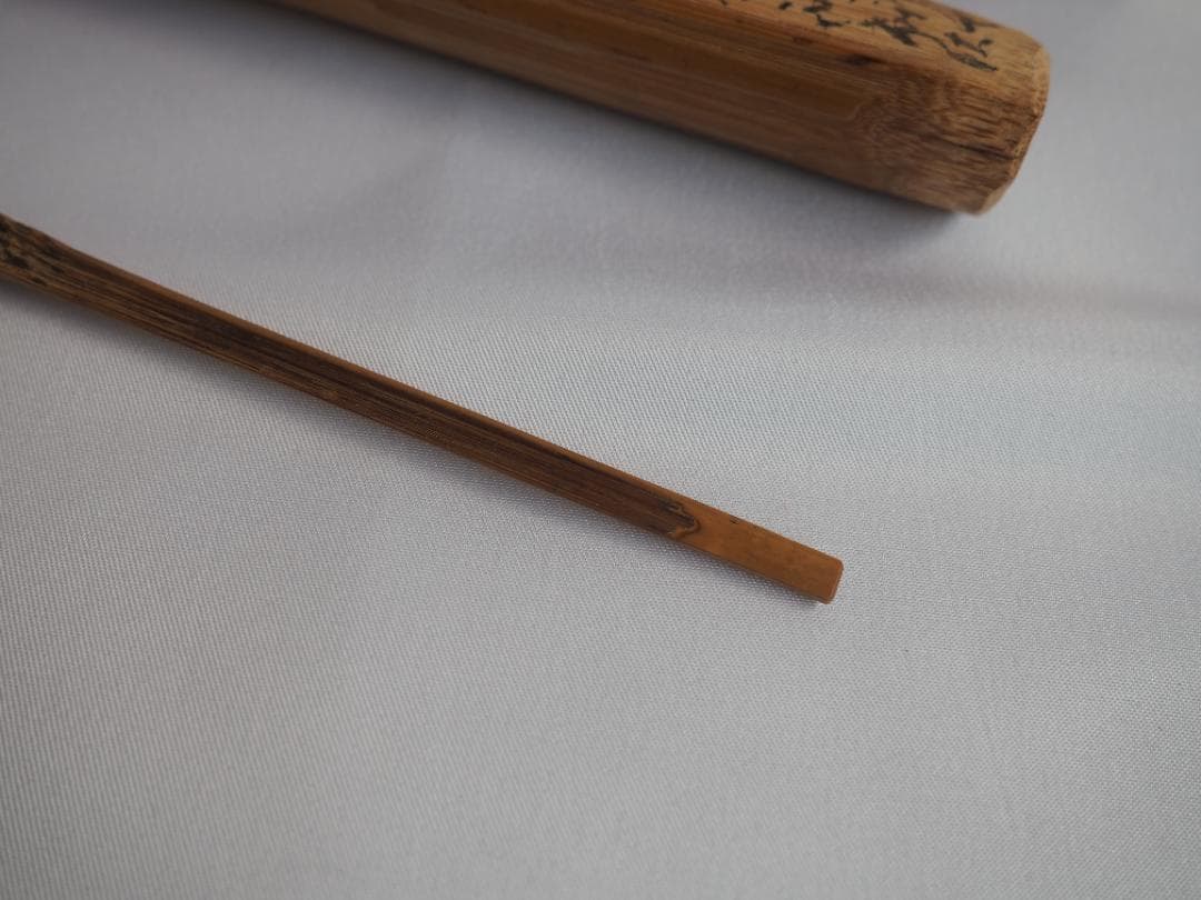 大徳寺派孤篷庵住職 小堀宗泰自作『竹茶杓』歌銘：岩もる音（共箱・共筒）