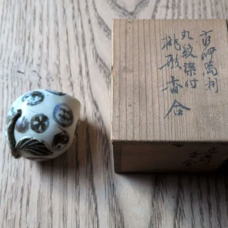 古伊万里　丸紋染付　桃形　 蓋付き香合 木箱付き