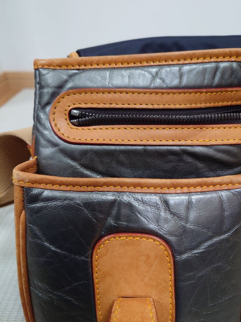 ハンティングワールド【希少】 ショルダーバッグ バチュー・クロス