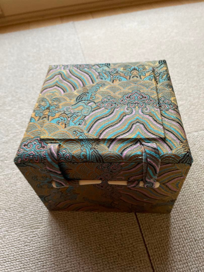 波模様の重箱と茶器セット