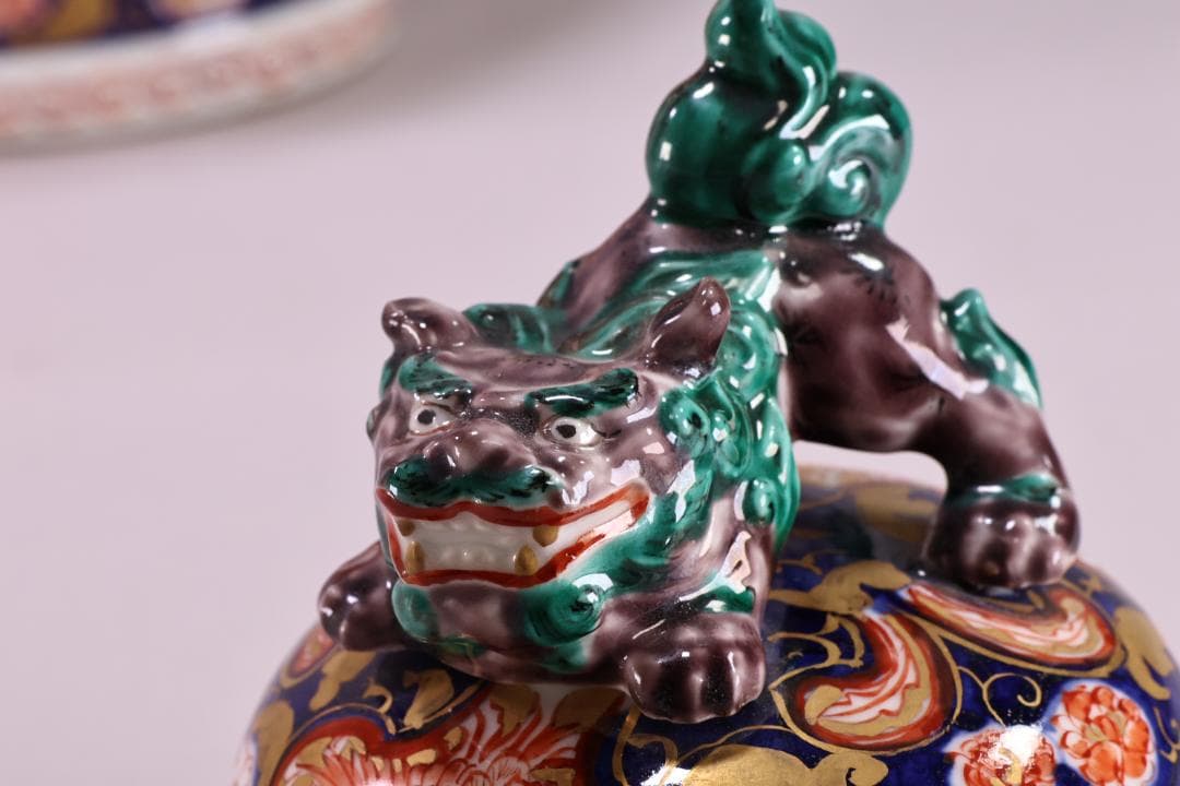 古伊万里　大明成化年製銘　牡丹唐獅子図　大壺　金彩　獅子摘蓋　54㎝ BJ179