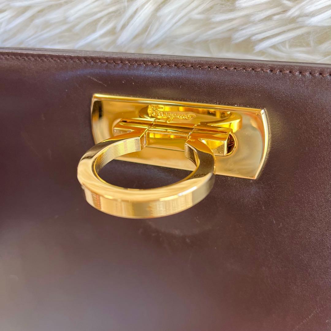 サルヴァトーレフェラガモ ガンチーニ チェーン　ショルダーバッグ ブラック