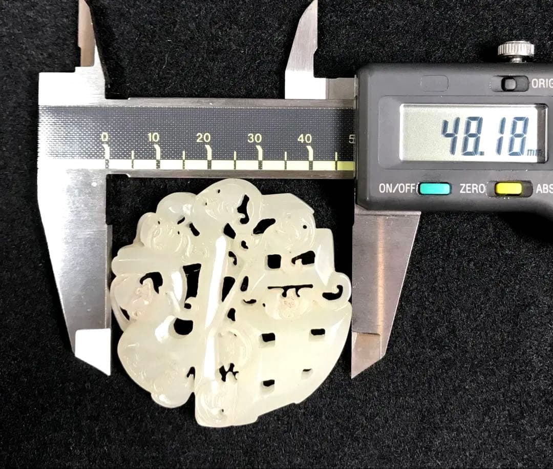 玉飾り物　 4点セット　鏤空彫刻 時代物 細密雕刻 極細工 根付 賞物　美術品