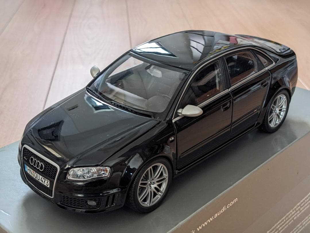 AUDI RS4 ミニカー モデルカー 1/18 1:18 MINICHAMPS