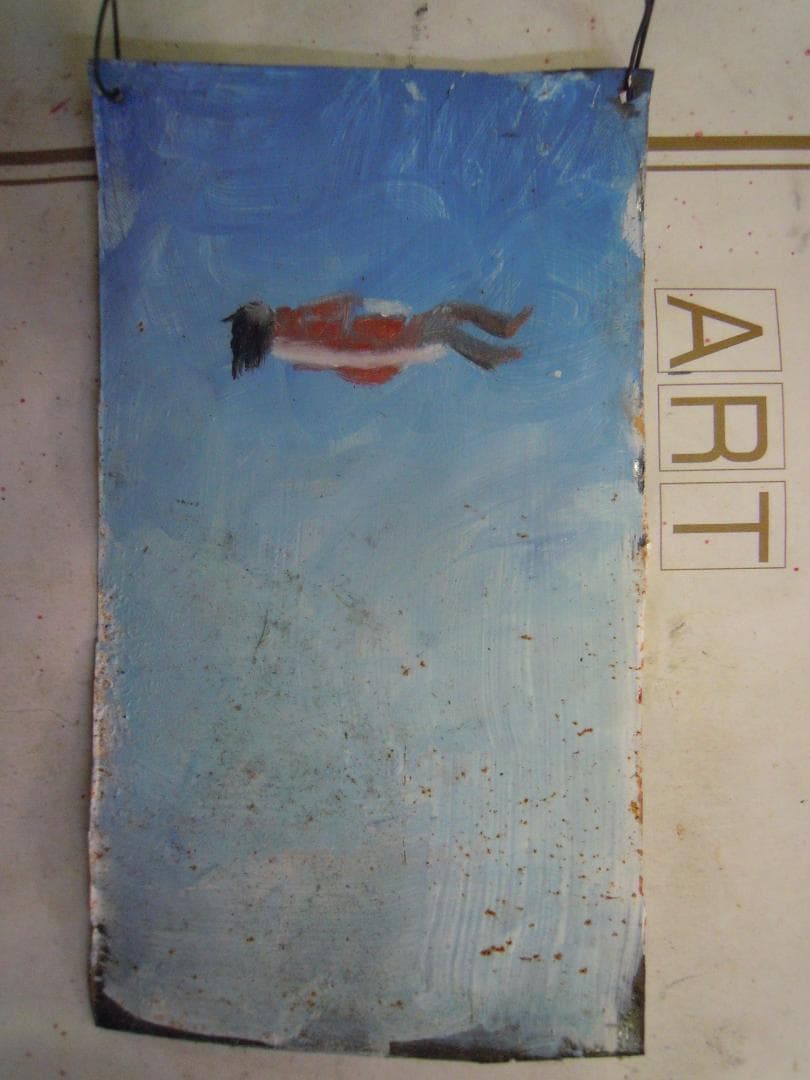 浮かぶ女
