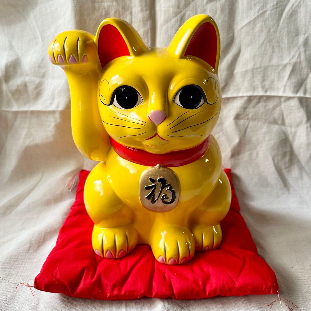 招き猫 右手あげ 黄色 10号 赤座布団