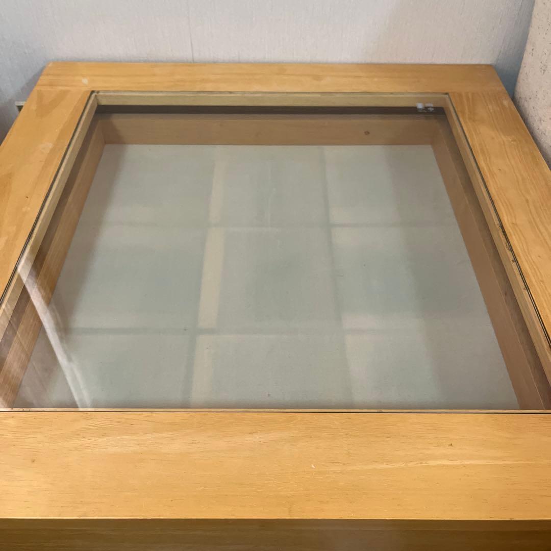 ガラス天板の木製テーブル 引き出し付き