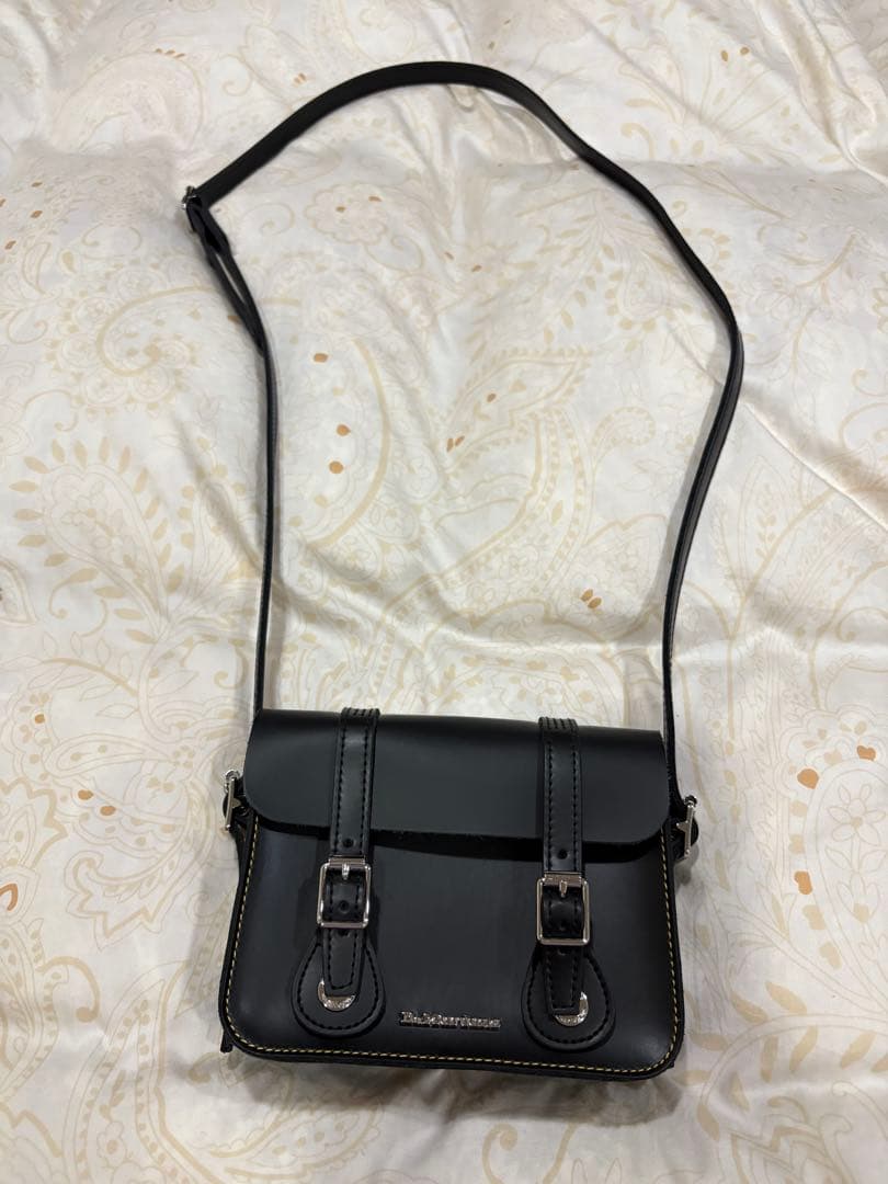 Dr. Martens ブラックショルダーバッグ　7インチ サッチェルバッグ