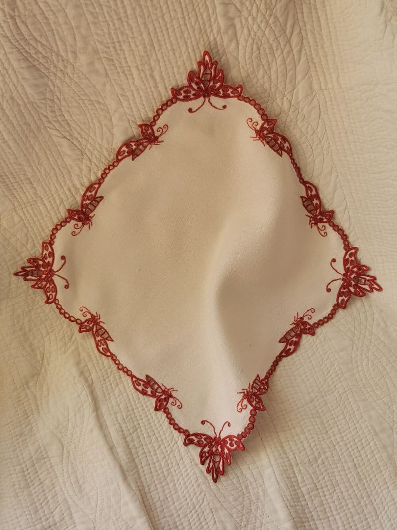 アンティークフランス オープンカットワーク バタフライ∞赤糸刺繍 縮緬風ドイリー