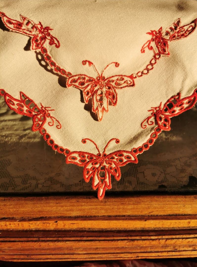 アンティークフランス オープンカットワーク バタフライ∞赤糸刺繍 縮緬風ドイリー