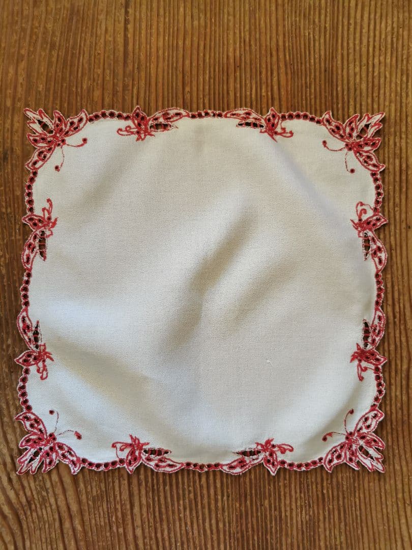 アンティークフランス オープンカットワーク バタフライ∞赤糸刺繍 縮緬風ドイリー
