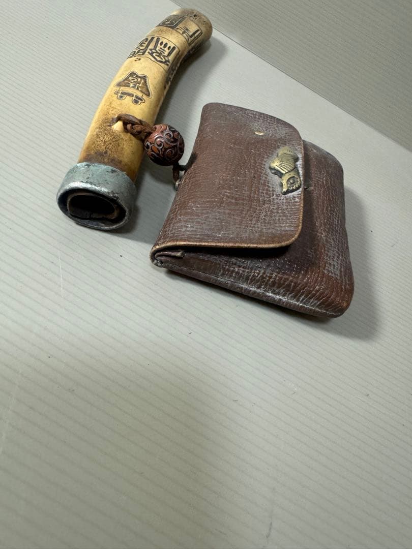 2121  骨董　古い煙草入れ　根付彫刻キセル入れ　時代物