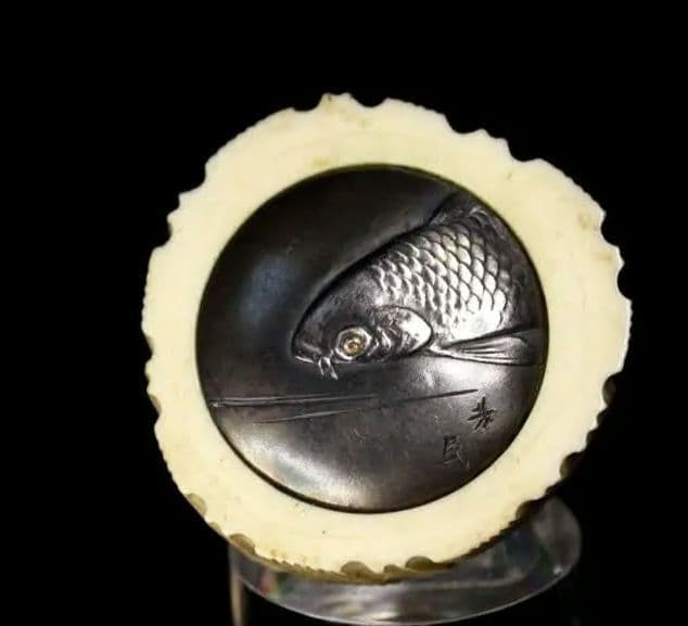 芳民 在銘「泉に泳ぐ鯉」 鏡蓋根付