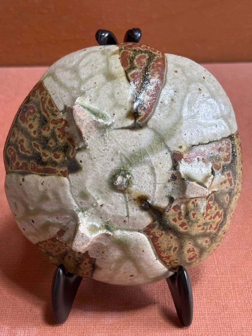 河井寛次郎作柿緑釉麻布目輪花三ツ足皿　製作番一　森の器