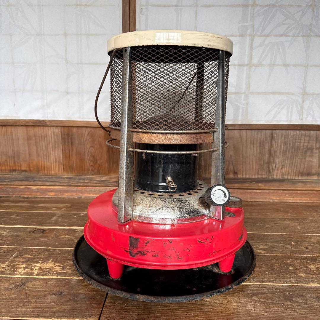 昭和レトロ　古いストーブ　円形　赤×ベージュ　旧家　山小屋　養蚕　暖房に