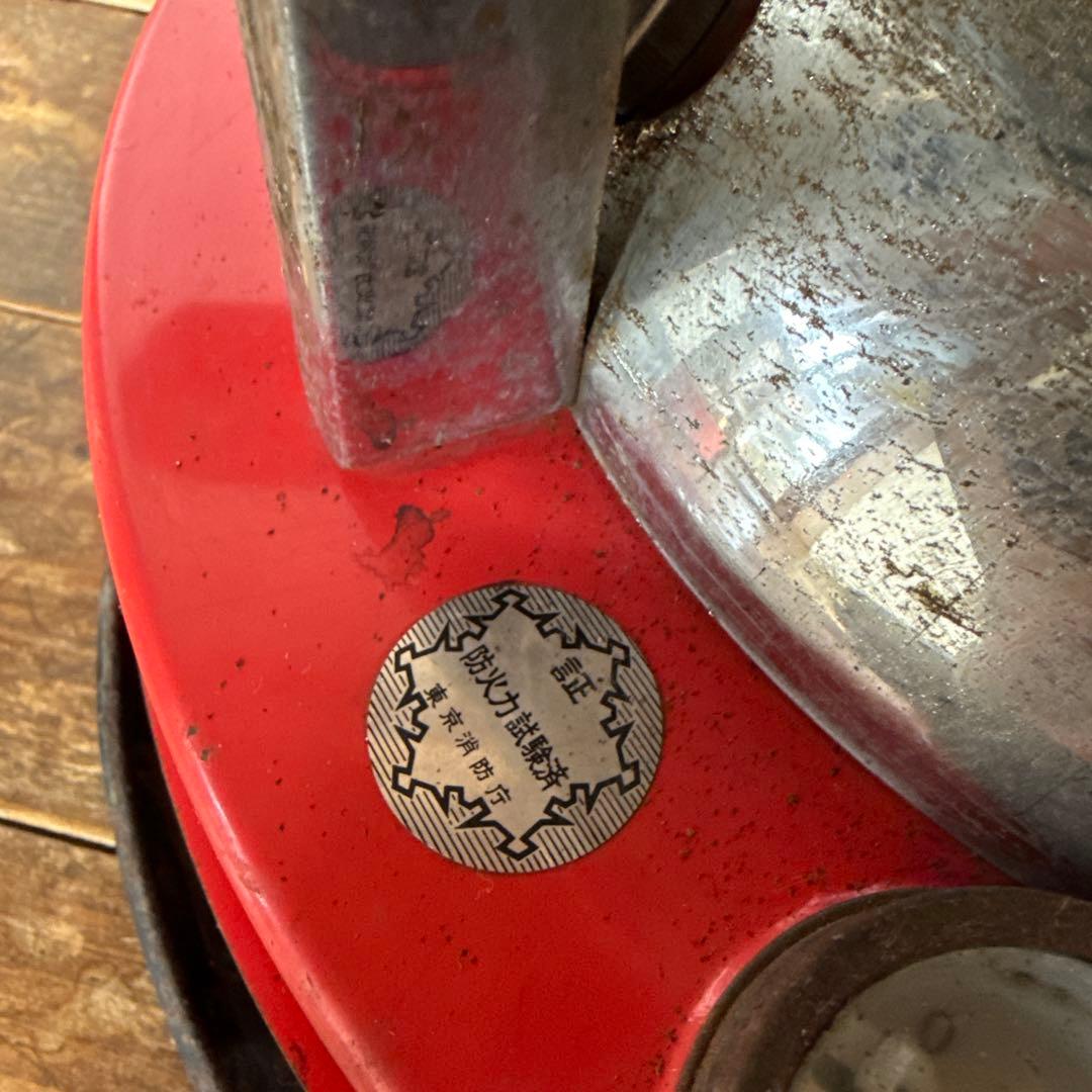 昭和レトロ　古いストーブ　円形　赤×ベージュ　旧家　山小屋　養蚕　暖房に
