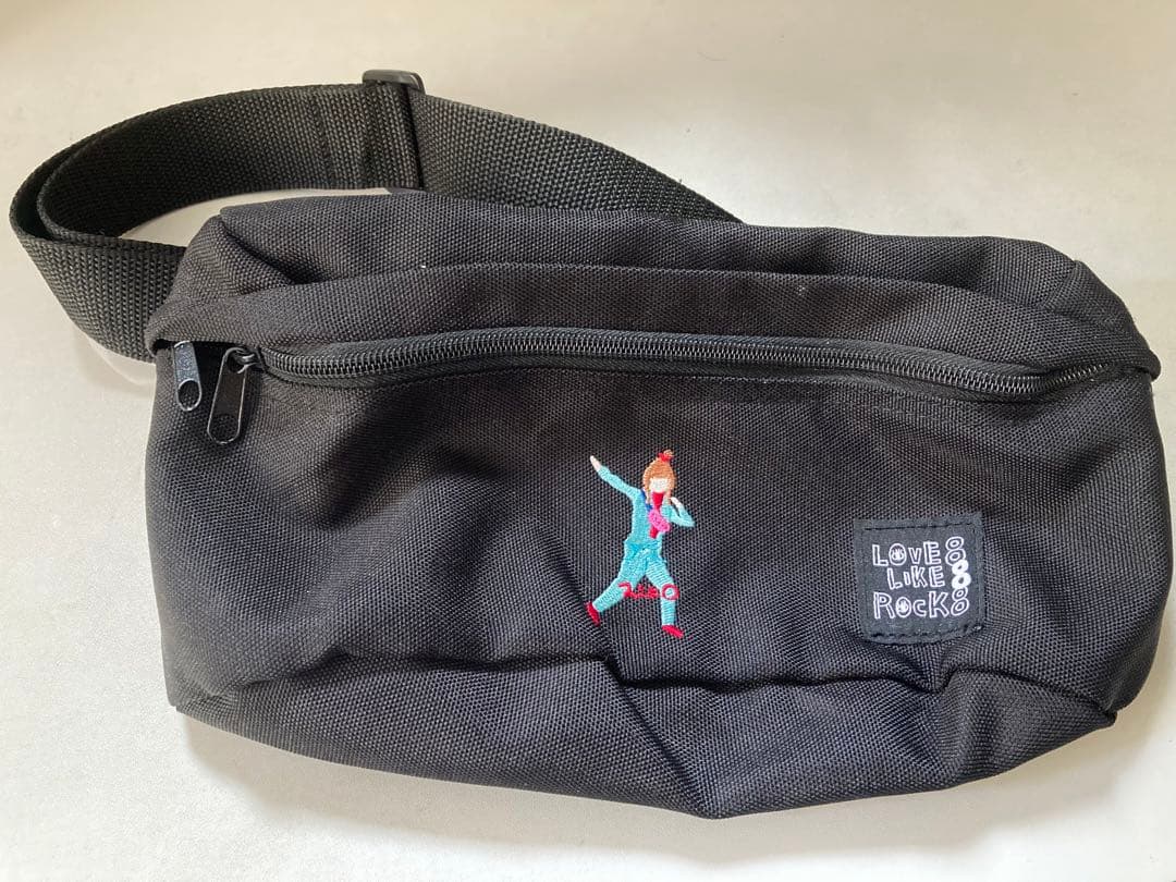 aiko LLR8ウエストポーチ 黒　ボディバッグ