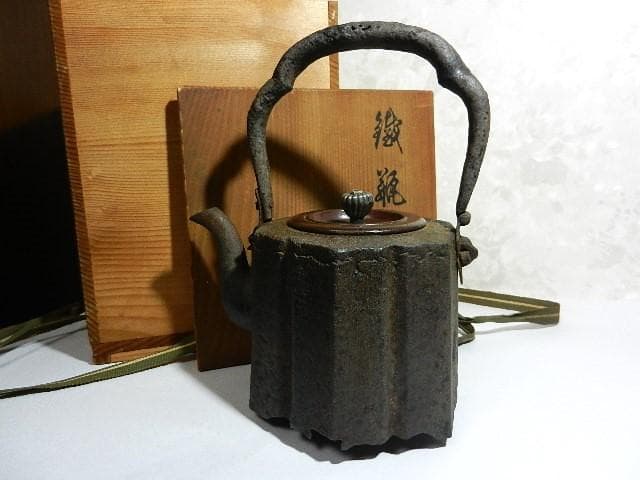 破れ尾垂型六角鉄瓶　銘『胴「仁左エ門」／銅蓋裏「晴寿造」』（７５０㏄、１．３㎏）