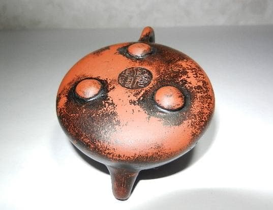 宜興三足紫砂壷（底款「盤君製陶」、高さ４ｃｍ、幅幅８．５ｃｍ、容量３５ｃｃ）