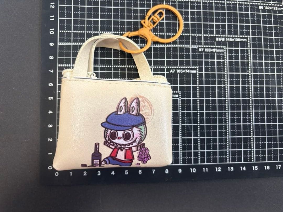 ラブブ ミニバッグ キーチェーン付き