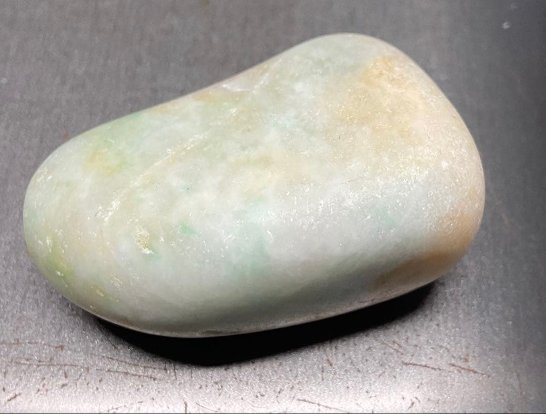 ［薄緑色に茶色い海焼け］　糸魚川翡翠海石38g ヒスイ　ひすい