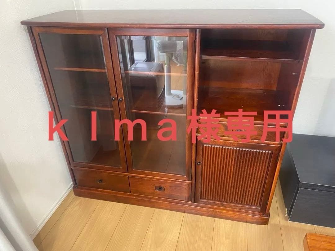 【中古】※引取り限定。 木製キャビネット ガラス扉付き 。 カリモク製