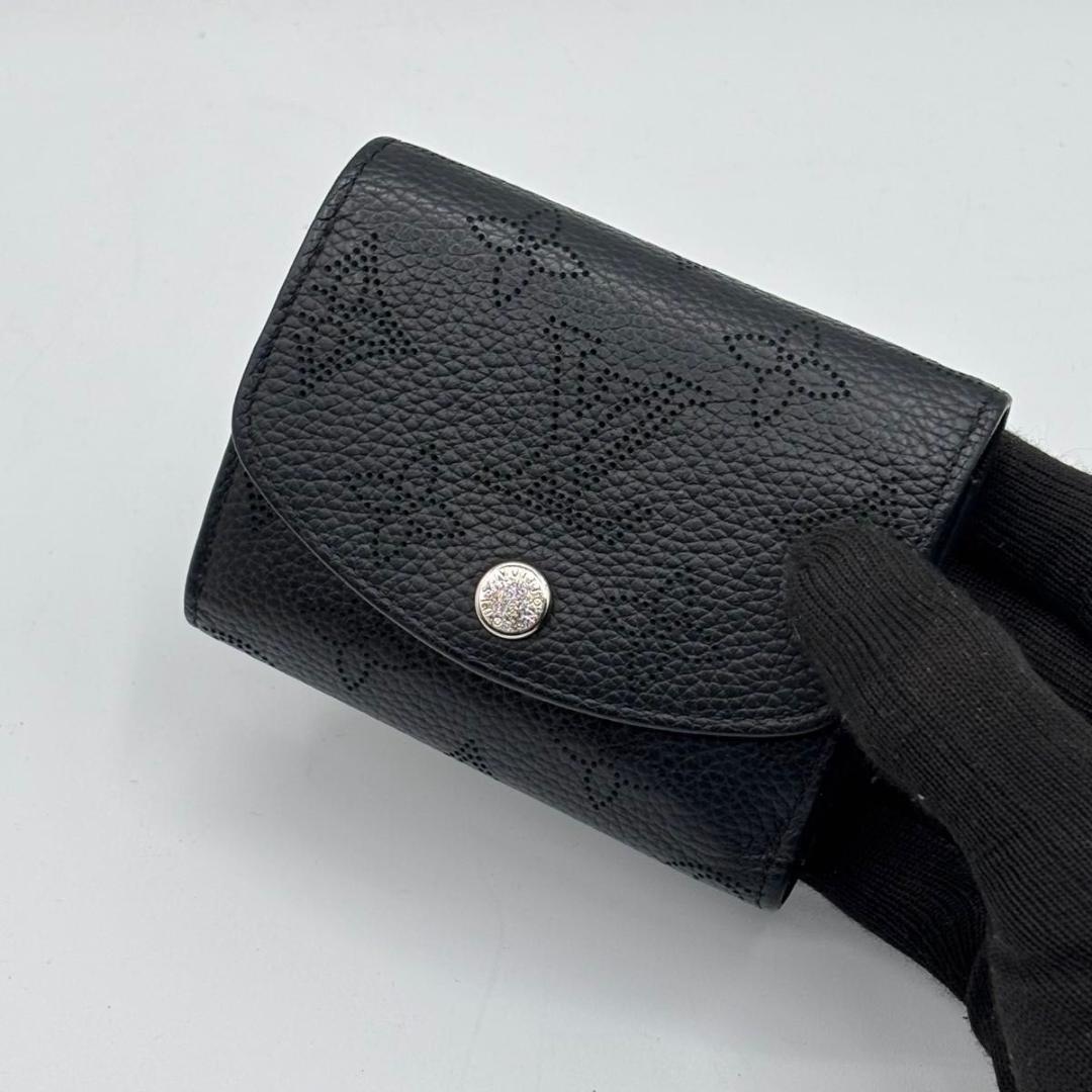 極美品 現行 ルイヴィトン マヒナ イリスXS 三つ折り財布 ノワール 黒