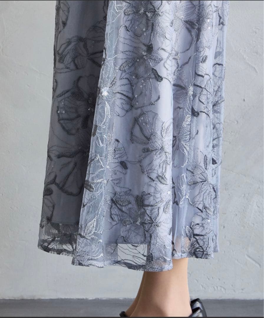 ビオラモチーフ　スパンコール　刺繍　ドレス　グレー　結婚式　同窓会　Leja