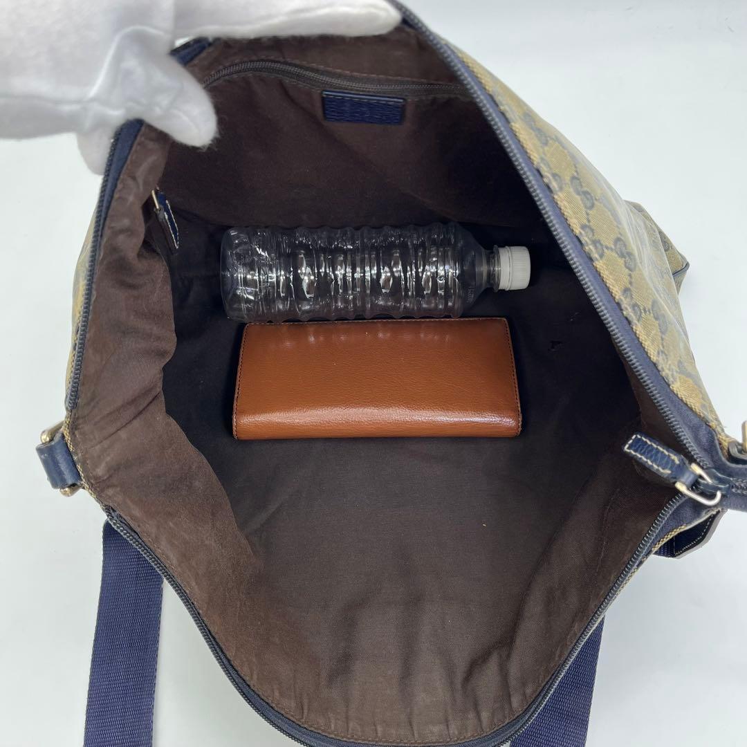 GUCCI ショルダーバッグ メッセンジャー 斜めがけ GGクリスタル 男女可能