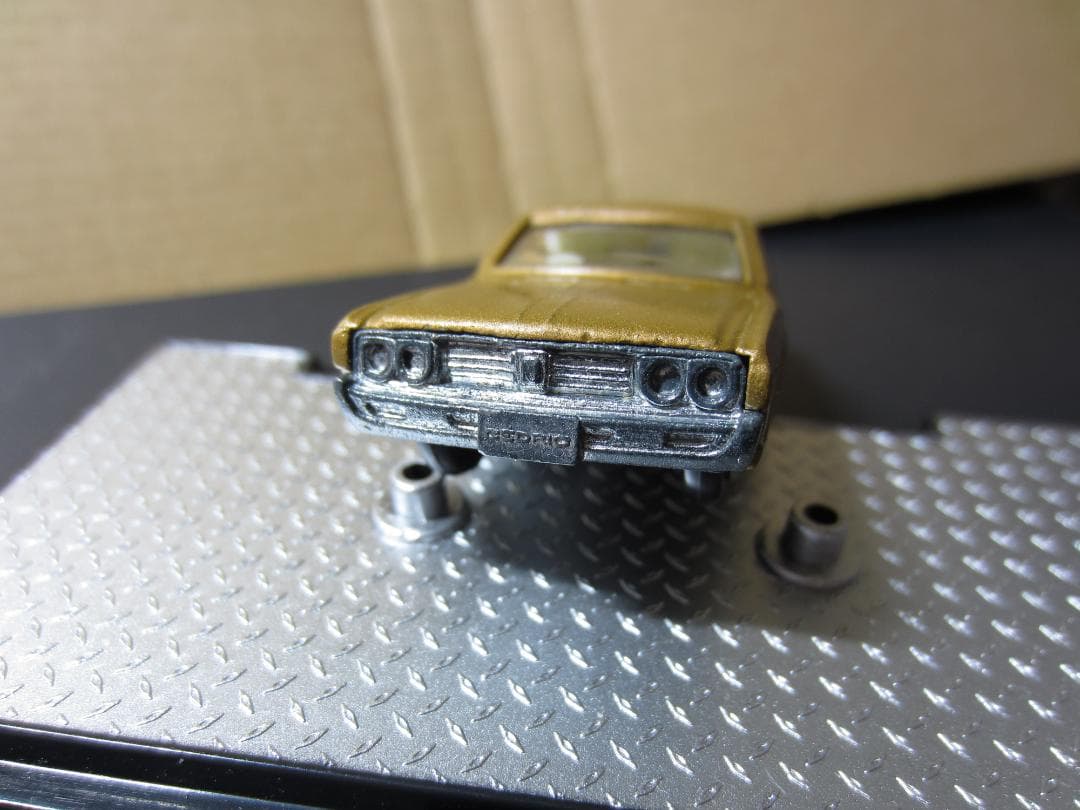 【香港tomica】／230型日産セドリック4ドアセダンゴールドメタ／黒箱トミカ